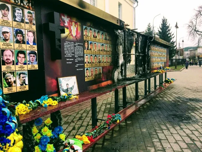 Розповіли подробиці загоряння Стели Героїв у центрі Луцька