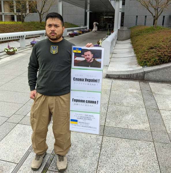 Знак солідарності: японський студент прийшов на випускний в образі Зеленського (фото)