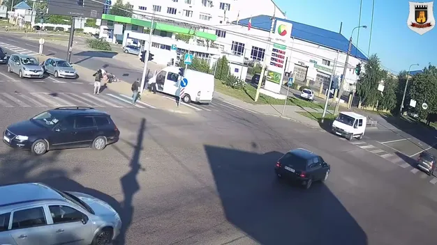 Підкинуло у повітря: у Луцьку на перехресті бус збив велосипедиста (відео)