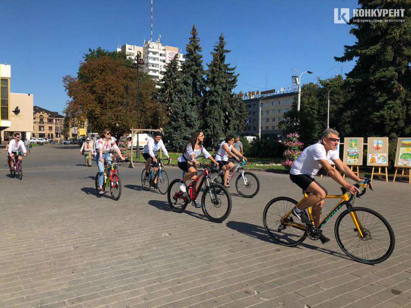 Луцьк святкує активно: на міські вулиці виїхали велосипедисти у вишиванках (ФОТО)