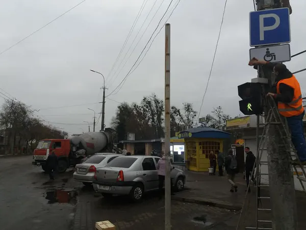 Біля Старого ринку в Луцьку організували парковку для людей з інвалідністю (фото)