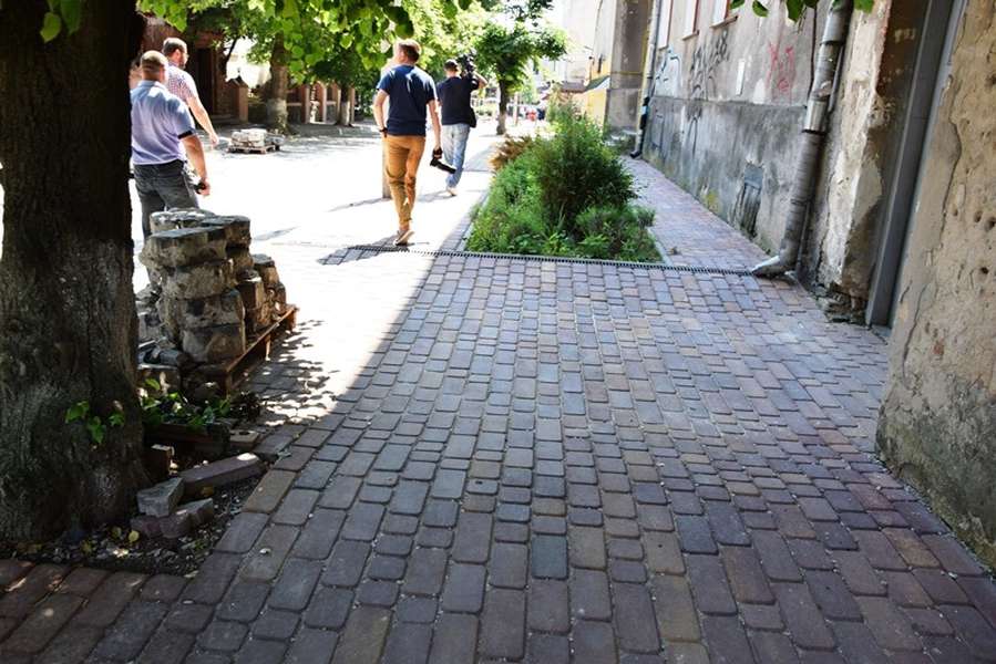 Як на вулиці Пушкіна в Луцьку повертають «трилінку» (фото)