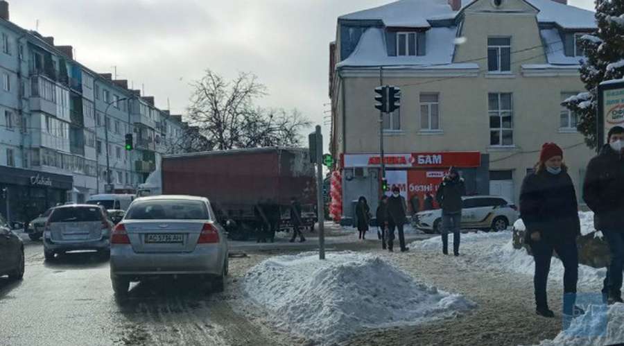 У Володимирі на перехресті трапилася ДТП: зіткнулися кросовер та вантажівка