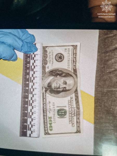 На Волині водій-порушник сунув 100 доларів патрульному в штани (фото)