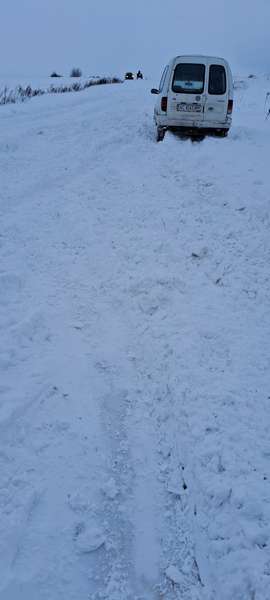 На Волині автомобілі потрапили до снігової пастки (відео)