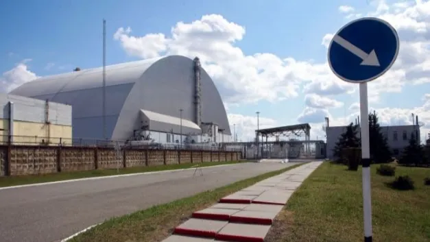 З Чорнобильської АЕС за добу вдалось евакуювати 64 особи (відео)