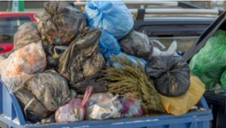 Лучанину загрожує серйозний штраф за підкидання сміття сусідам (відео)