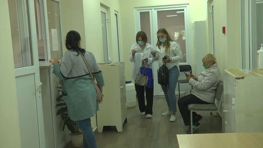 У Луцьку з відділення «інфекційки» звільнили більшу частину медиків (фото, відео)