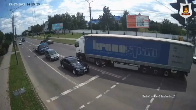 У Луцьку вантажівка «Урал» заскочила на евакуатор (відео)