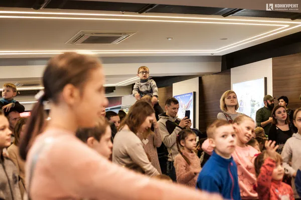 Свято із «миколайчиками»: 500 дітей отримали емоції та подарунки від луцького бізнесмена (фото)