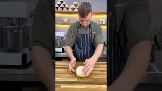 Відомий пекар в TikTok заворожив приготуванням світязьких пончиків: детальний рецепт (відео)