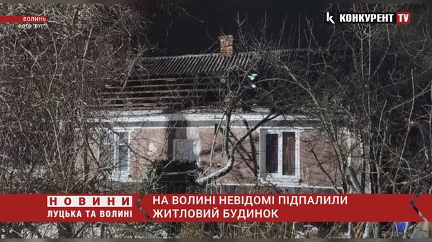 Біля Нововолинська невідомі підпалили житловий будинок (відео)