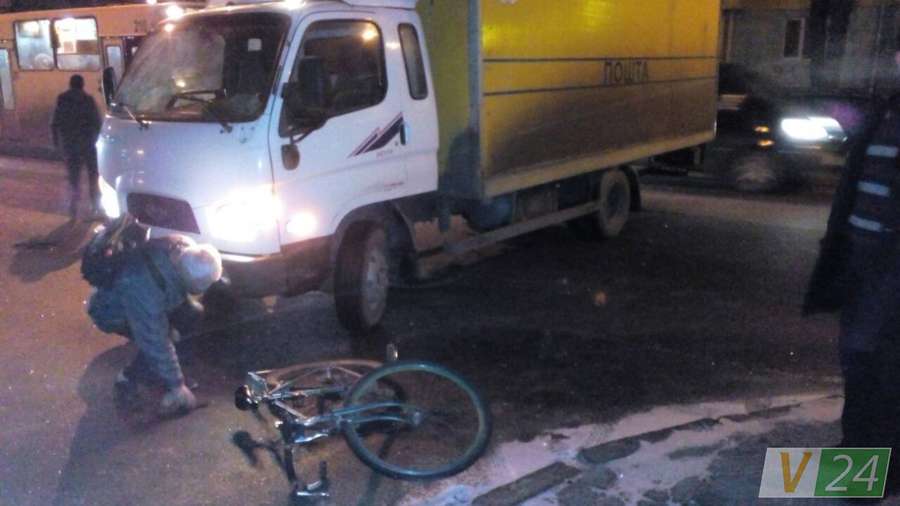 Вантажівка «Укрпошти» збила велосипедиста у Луцьку (фото)