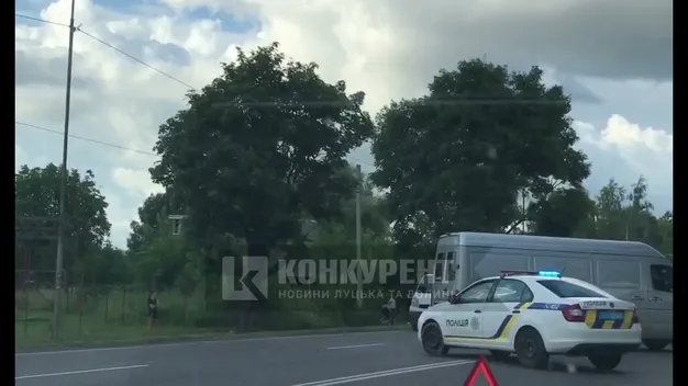 Біля Луцька бус скинув з дороги «ніссан» (відео)