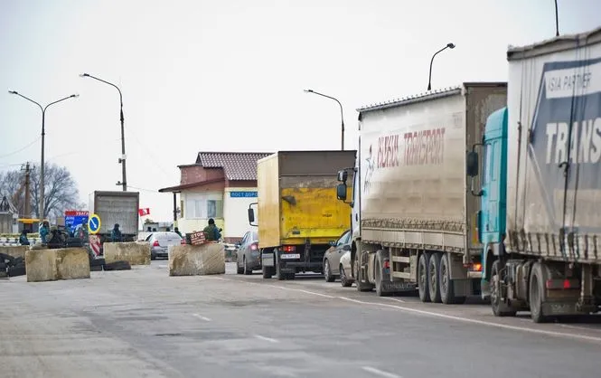 Яценюк вимагає від РФ вибачень та скасування заборони для українських фур
