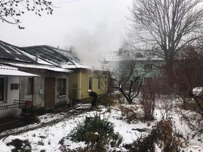 У центрі Луцька – пожежа біля міськради (фото, відео)