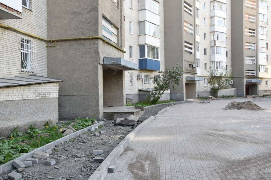 У Луцьку ремонтують двори за новою технологією (фото) 