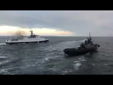 Показали відео, яке зняте з борту російського прикордонного судна (відео 18+)