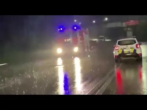 У Луцьку вночі автівки потонули у гігантській калюжі (відео)