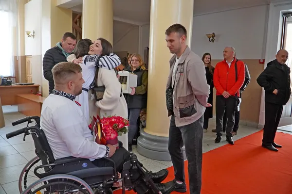 На Великдень на Волині побралися ветеран Олександр Іванісов та його обраниця Юлія