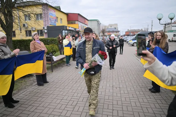 На рідну землю після полону повернувся волинянин Василь Луцик (фото)