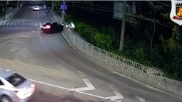 Volkswagen протаранив паркан у Луцьку: показали момент зіткнення (відео)