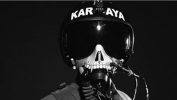 Луцький художник розписав шолом легендарного пілота Karaya (фото)