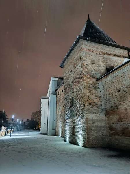 Засніжений Окольний замок у Луцьку в листопаді (фото)