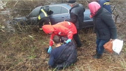 На Волині авто злетіло у кювет: на місці працювали рятувальники (фото, відео)