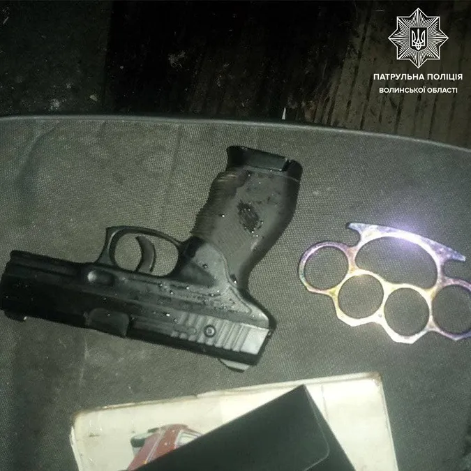 З пістолетом і кастетом: у Луцьку затримали 19-річного водія
