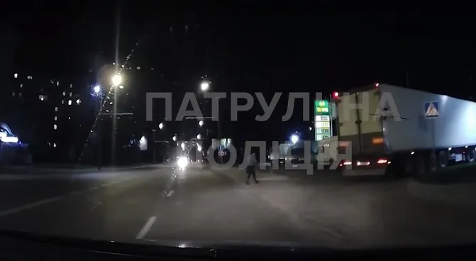 У Луцьку патрульні вночі ловили пішоходів-порушників (відео)