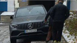 Залишив авто на тротуарі: у Луцьку мунвартівцям «здали» водія-порушника (фото)