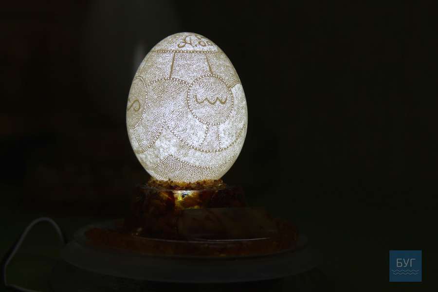 Новий рекорд волинського «фаберже»: 53 тисячі дірок на гусячому яйці