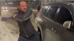 У Луцьку неадекват «побився» з автівкою (відео)