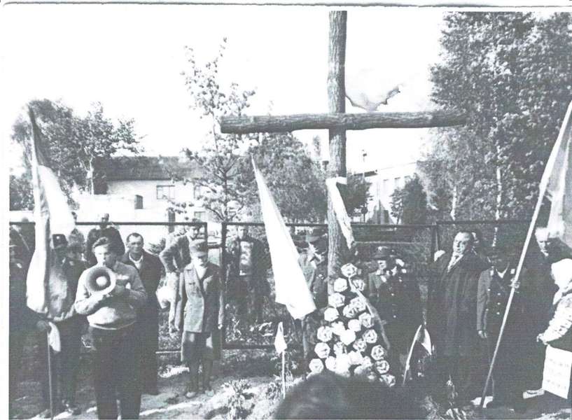 Встановлення хреста на могилі вояків УПА. Серед присутніх зв'язкова УПА Мерія Чеб. 1990 рік