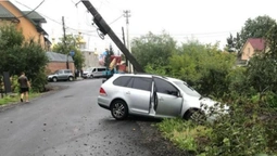 У Ковелі – ДТП з постраждалим: авто знесло електроопору (фото)