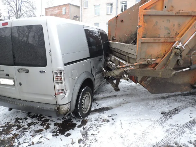 У Луцьку сміттєвоз потрощив автівки поліцейських (фото)