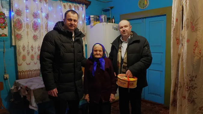 Виховала шестеро дітей і чекає сина з війни: мешканка Ратнівщини відзначила 95-річчя