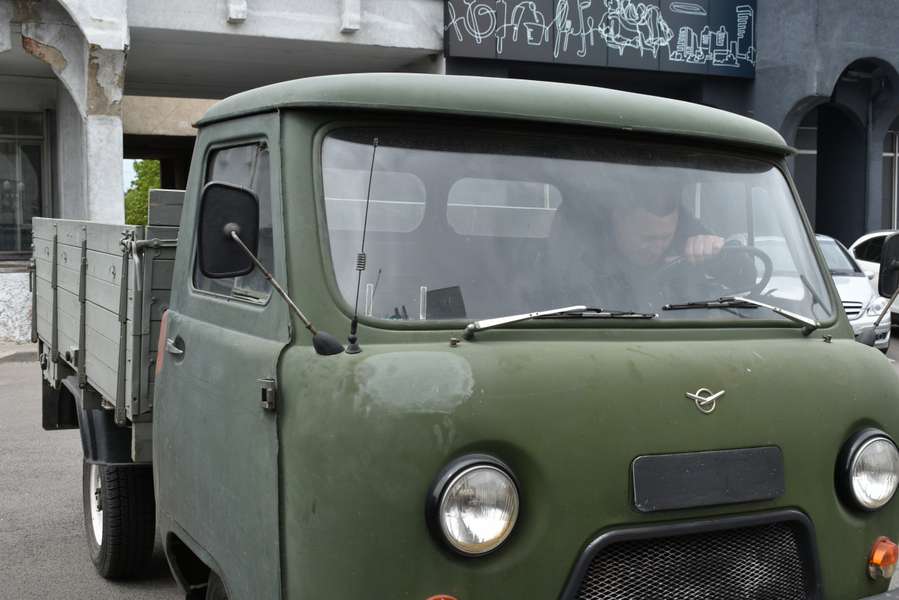 Волинська ОВА передала на фронт дві автівки (фото)