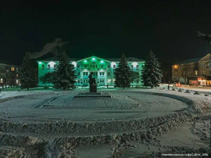 Як виглядає засніжене волинське місто з висоти вночі (фото)