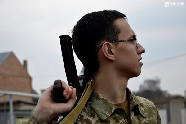 Дубинки, АК та шоломи: луцькі ліцеїсти відвідали військову частину Нацгвардії (фото)