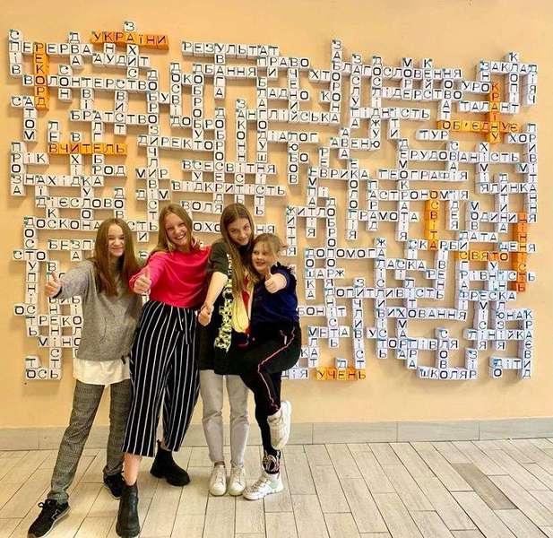Найбільший кросворд українською мовою: школярі встановили рекорд (фото)