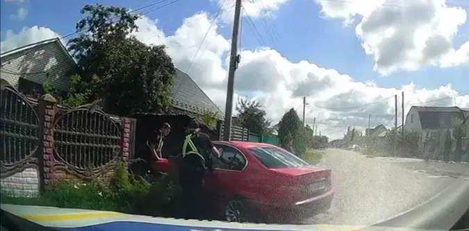 У Ковелі втікач прокатав на капоті BMW патрульного (відео)