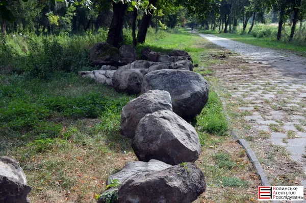 У центральному парку Луцька реставрують скульптури Голованя 
