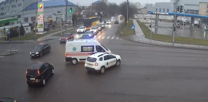 У Луцьку легковик влетів у «швидку» (відео)