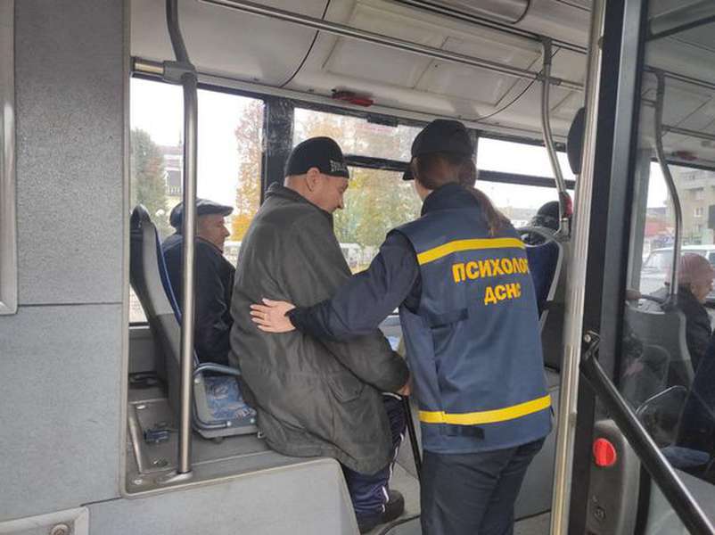 У Луцьку зустріли громадян, евакуйованих з геріатричного пансіонату на Харківщині (фото)
