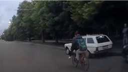 У Луцьку патрульні покарали велосипедиста-порушника (відео)