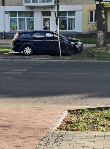 Авто вилетіло на тротуар: у центрі Луцька сталася ДТП (фото)