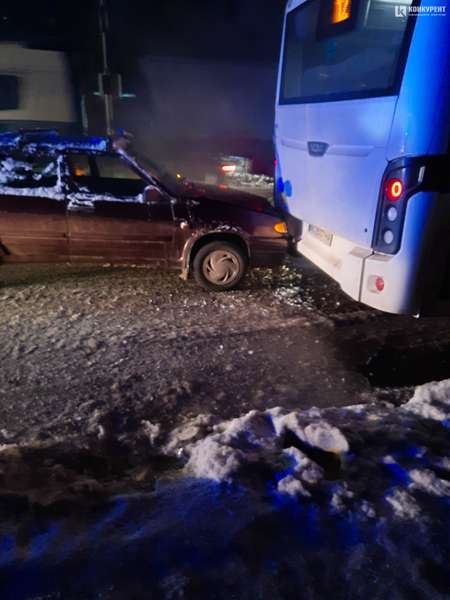 У Луцьку на Львівській сталась аварія за участі маршрутки та легковика (фото)