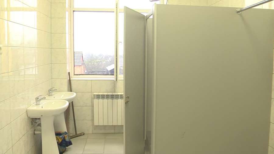 На Волині у понад 30 школах досі не зробили нормальних туалетів (відео)